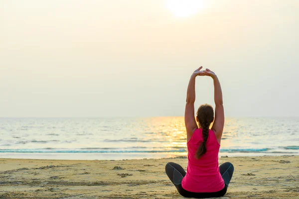 Sport in riva al mare. donna che fa yoga — Foto Stock