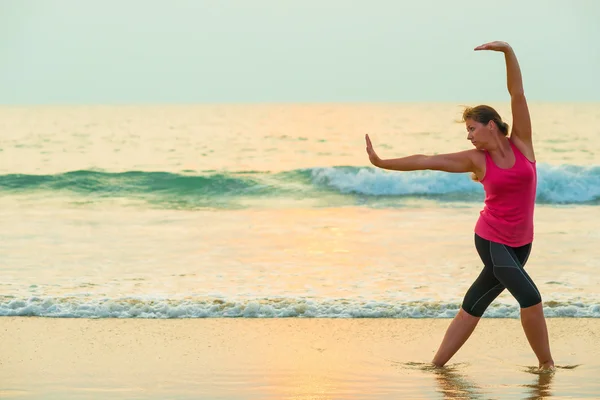 Beautiful athletic girl and sea element — Stock Photo, Image