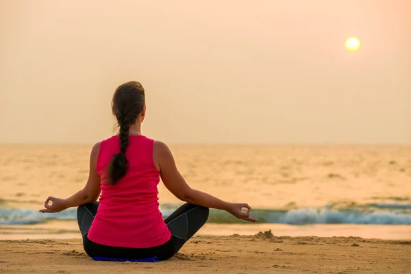 Gün batımında yoga yaparken spor giyim kadın — Stok fotoğraf