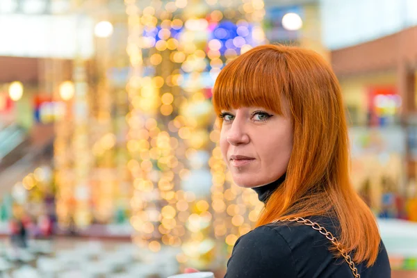 Retrato de uma menina com cabelo vermelho no shopping — Fotografia de Stock