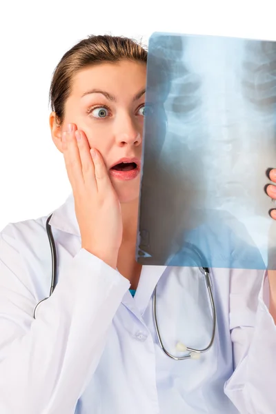 Geschokt arts met x-ray zieke patiënt — Stockfoto