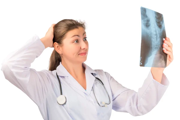 Diagnostic frappé médecin examine une radiographie — Photo