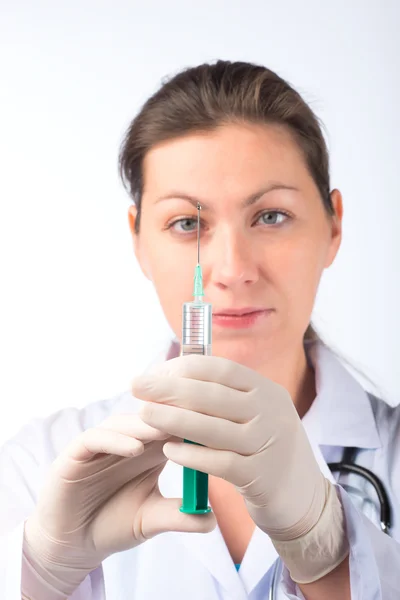 Porträt einer Krankenschwester mit einer Spritze in Handschuhen — Stockfoto