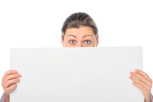 Retrato de una chica con los ojos bien abiertos con un gran cartel blanco — Foto de Stock