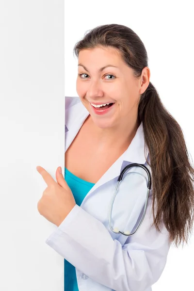 Tiro vertical médico alegre com um branco para inscrições — Fotografia de Stock