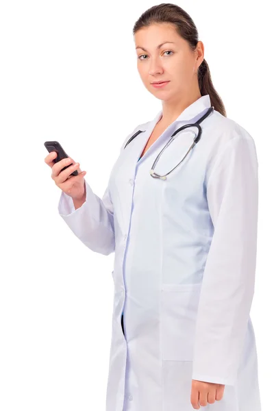 Médecin en blouse médicale avec un téléphone à la main — Photo