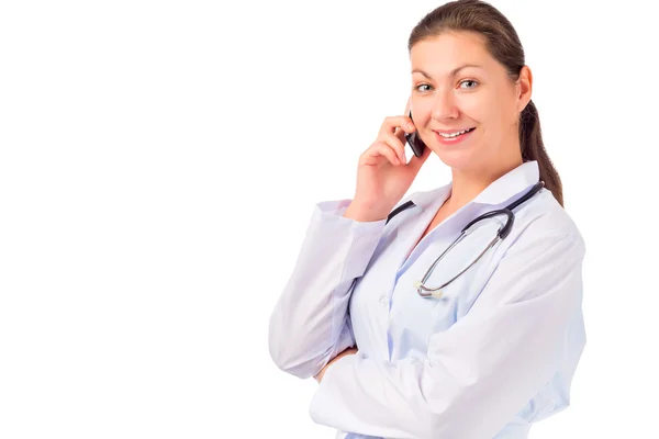 Médico sonriente hablando por teléfono sobre un fondo blanco —  Fotos de Stock