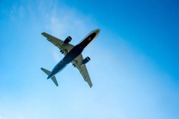 Airplane in the blue cloudless sky is landing — 图库照片