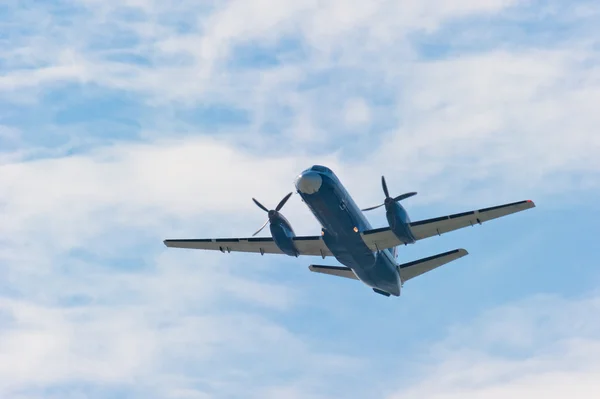 Plane with propeller soars into the sky — 图库照片