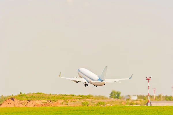 Белый пассажирский самолет взлетает с полосы — стоковое фото