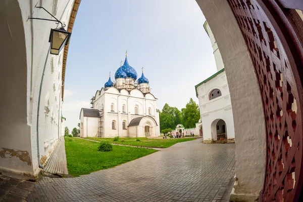 Walk in the Suzdal Kremlin. Russia — стокове фото