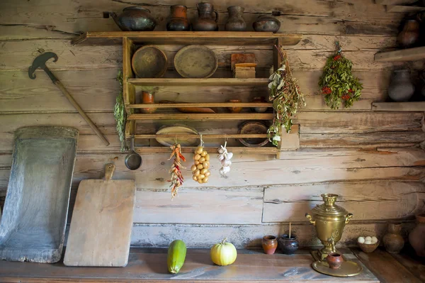 Cocina en la casa de un campesino pobre en el viejo estilo ruso — Foto de Stock