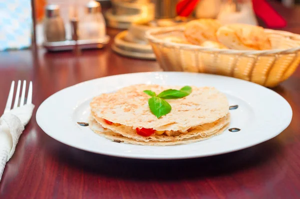 Beautiful and tasty quesadilla with chicken in a restaurant — Stockfoto