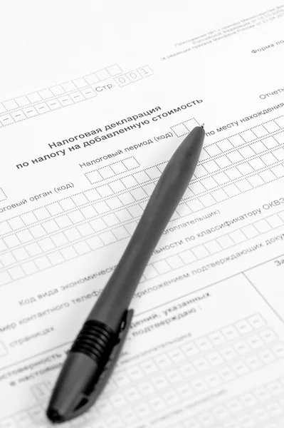 Formulário de declaração fiscal e caneta esferográfica — Fotografia de Stock