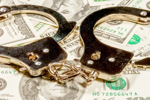 Bribes and handcuffs. Close-up shot — 图库照片