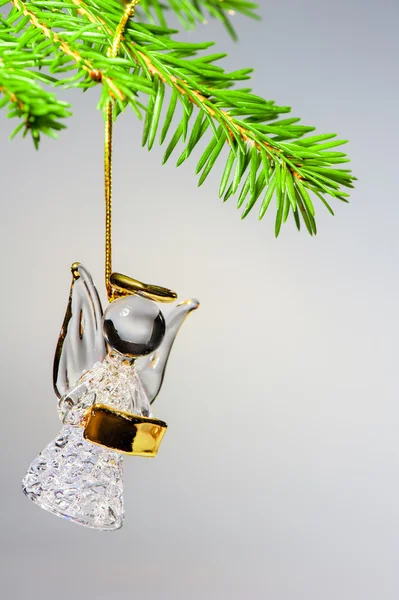 Anjo de vidro pendurado na árvore de Natal — Fotografia de Stock