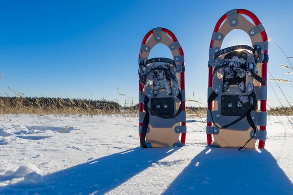 Sapatos de neve lançar uma sombra sobre a neve fresca — Fotografia de Stock