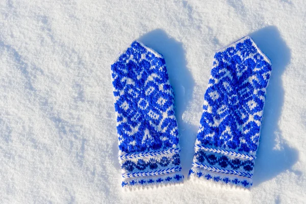 Mittens with beautiful pattern on the snow — Stockfoto