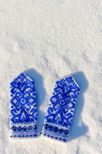 Vertical picture knitted mittens warm in the snow — Stock fotografie