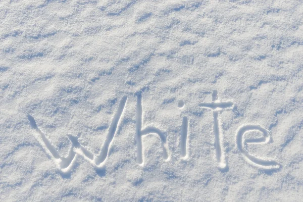 Na superfície da neve está escrito a palavra branco — Fotografia de Stock