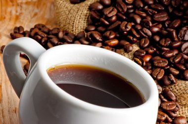 sıcak içecek bir fincan ve kavrulmuş kahve çekirdekleri