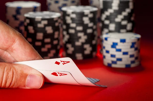 Jogo de poker. mão de homem com um par de ases — Fotografia de Stock