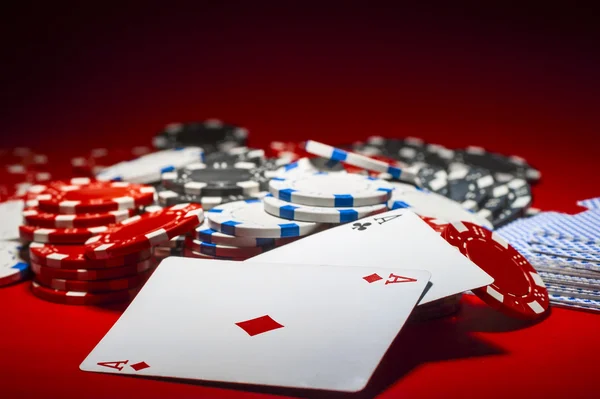 Uma pilha de fichas de poker e um par de ases — Fotografia de Stock