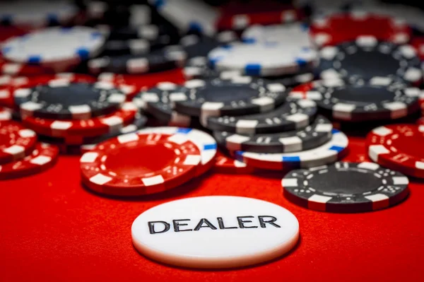 Красная ткань с фишками для крупного плана покера — стоковое фото