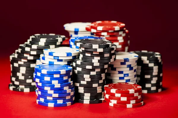 Büyük kazanan Poker. kırmızı kumaş closeup üzerindeki fişlere — Stok fotoğraf