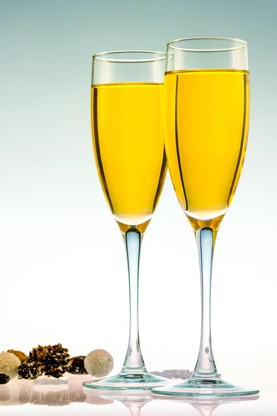 Bardak şampanya Yılbaşı kutlamak için — Stok fotoğraf