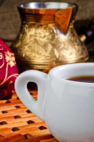 Tazza di caffè su uno sfondo di rame turco — Foto Stock