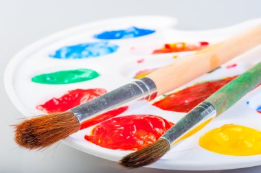 boyalar ve iki fırçalar paleti