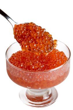 Kırmızı havyar ve kaşıkla izole kase