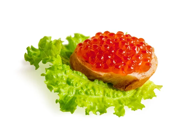 Sandwich con caviar rojo aislado sobre fondo blanco — Foto de Stock