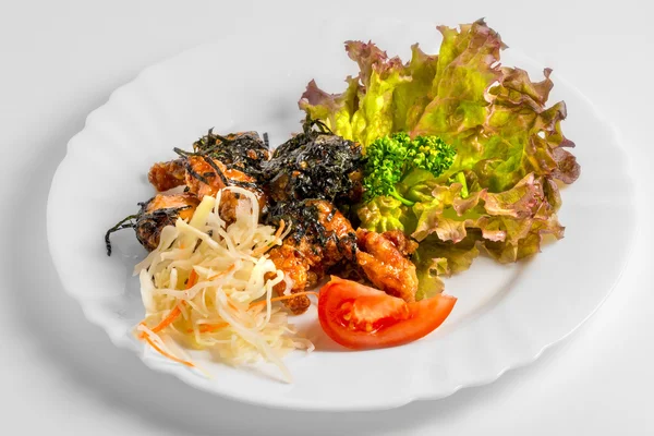 Trozos de pollo en una salsa dulce con ensalada fresca —  Fotos de Stock