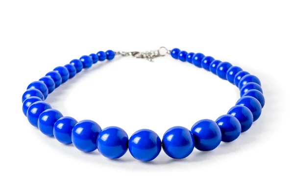 Collana blu di grandi perline su sfondo bianco — Foto Stock