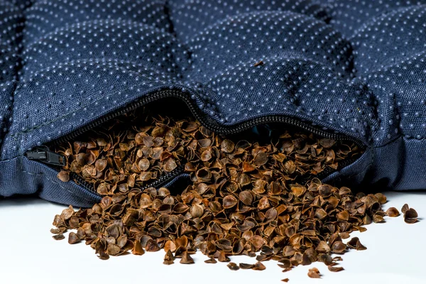 Sitzkissen gefüllt mit Buchweizenschalen — Stockfoto