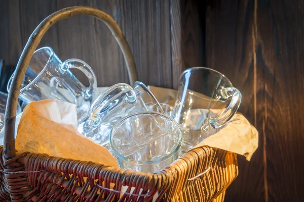 Schone bierglazen in een rieten mand — Stockfoto