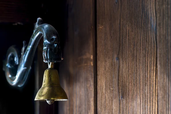 Brass bell op de deur naar de oude stijl — Stockfoto