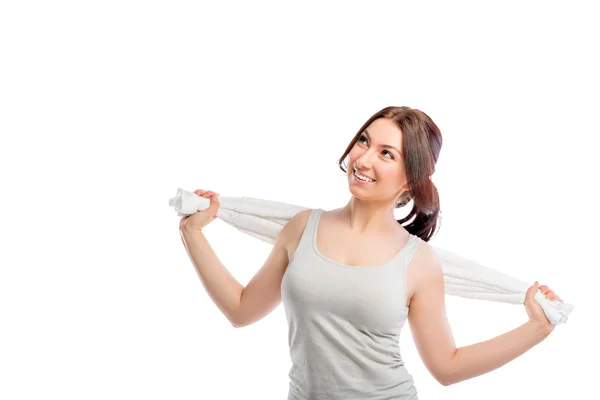 Вдумчивая девушка в серой футболке с полотенцем — стоковое фото