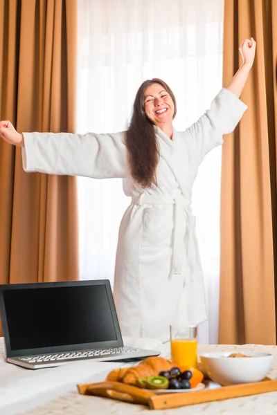 Vrolijke en gelukkige meisje stretching na slaap — Stockfoto