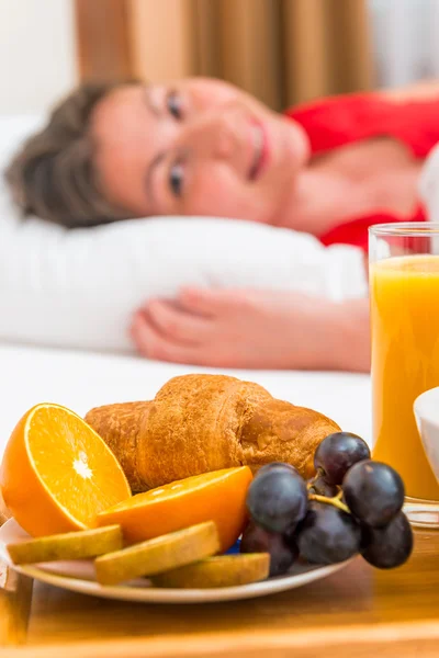 Cheerful awakened the girl and breakfast in bed — Stock Photo, Image