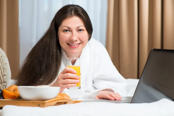 Adult beautiful brunette having breakfast in bed — Φωτογραφία Αρχείου