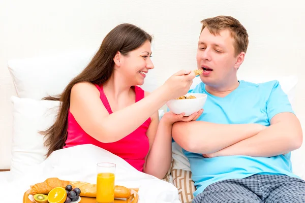 Girl gives to her husband taste muesli — Zdjęcie stockowe