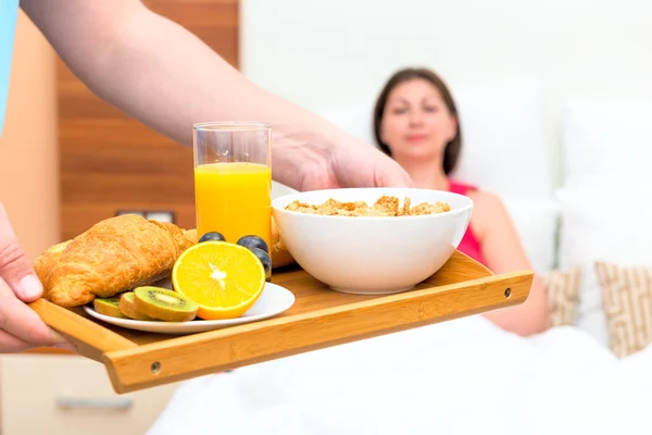 Tasty and healthy breakfast on a tray in bed — Zdjęcie stockowe