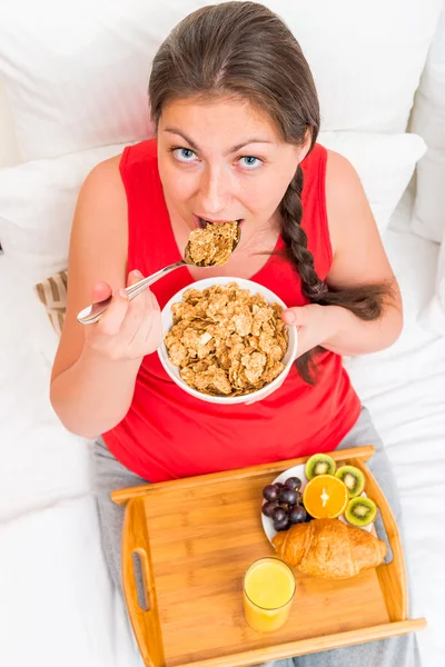 सुंदर महिला मुस्ली आणि फळ नाश्ता खाणे — स्टॉक फोटो, इमेज