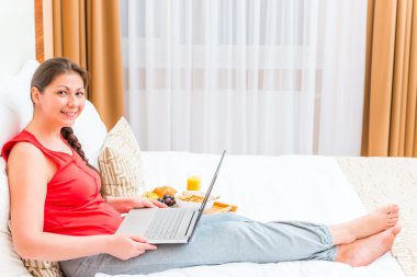 bir dizüstü bilgisayarda çalışma güzel kız otel odasında