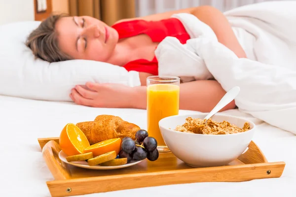 In the Room service breakfast and a portrait of the sleeping wom — Stock Photo, Image