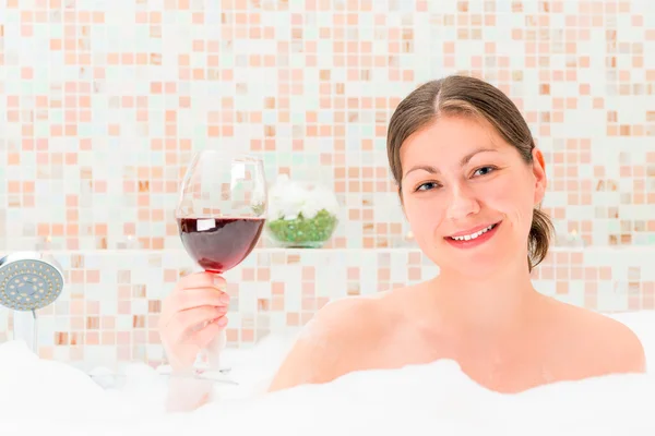 Meisje met een glas wijn in het schuim — Stockfoto
