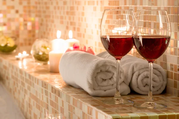 Romantic decoration in the bathroom for loving couples — Stock Photo, Image